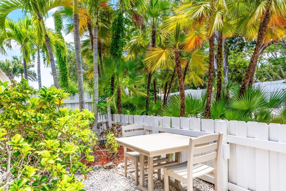Patio, Seating area, Dining area, Garden view, internet