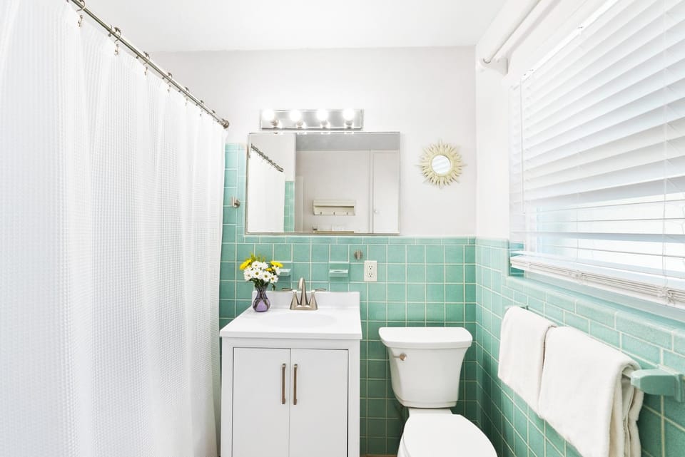 Shower, Toilet, Bathroom, Bath, hair dryier, towels