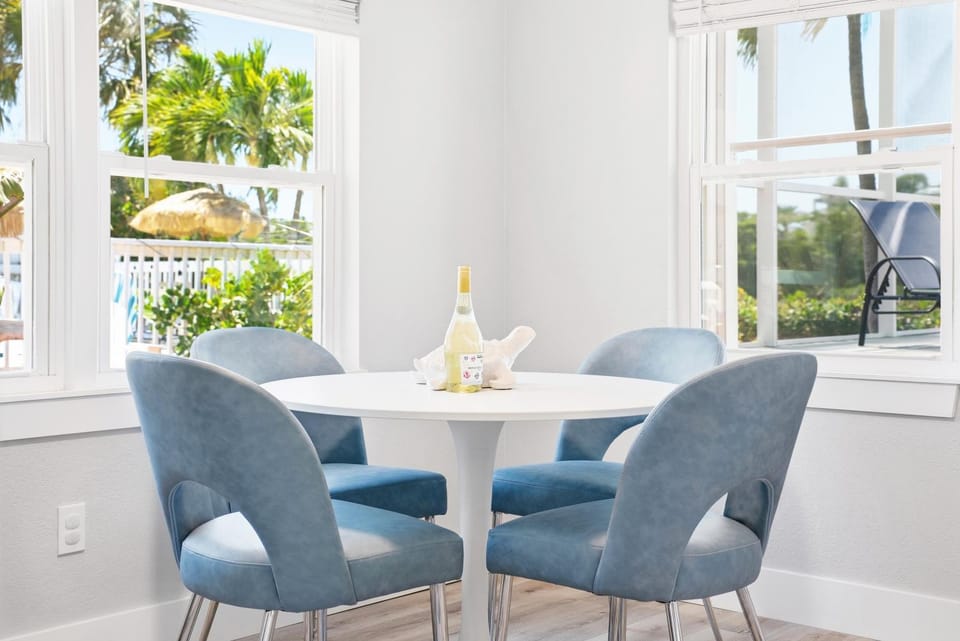 Dining area, Pool view, Alcoholic drinks, Non alcoholic drinks, internet, air conditioner