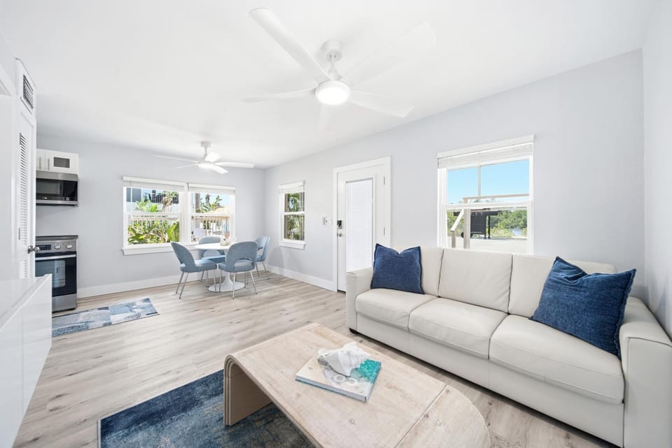 Living room, Seating area, Dining area, Lake view, Pool view, internet, air conditioner