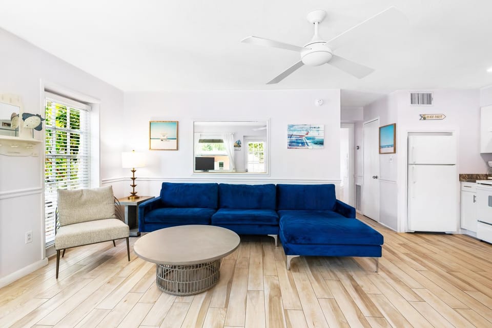 Living room, Photo of the whole room, Seating area, internet, kitchen, air conditioner