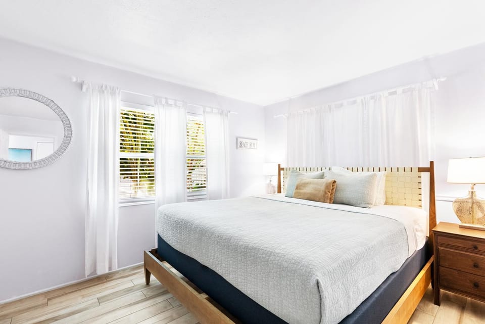 Bed, Photo of the whole room, Bedroom, flat iron, internet, air conditioner