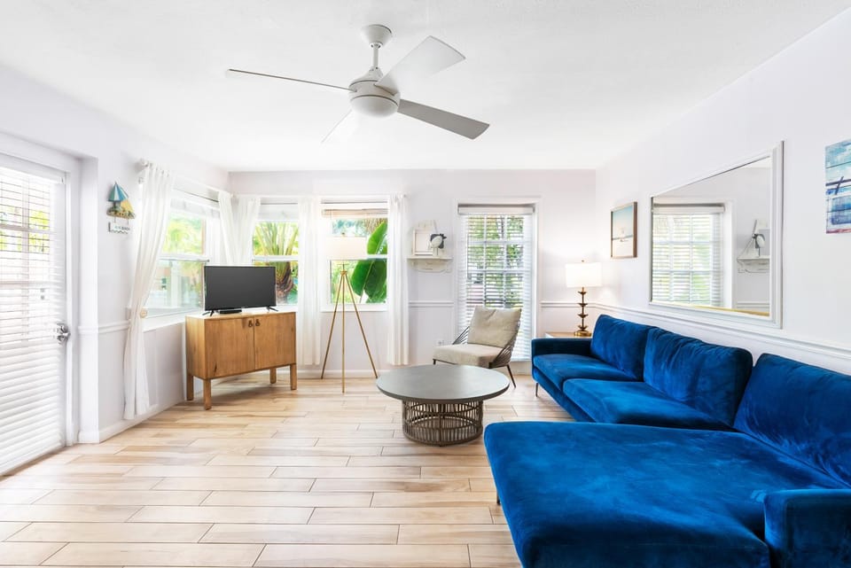 TV and multimedia, Living room, Seating area, Inner courtyard view, internet, air conditioner