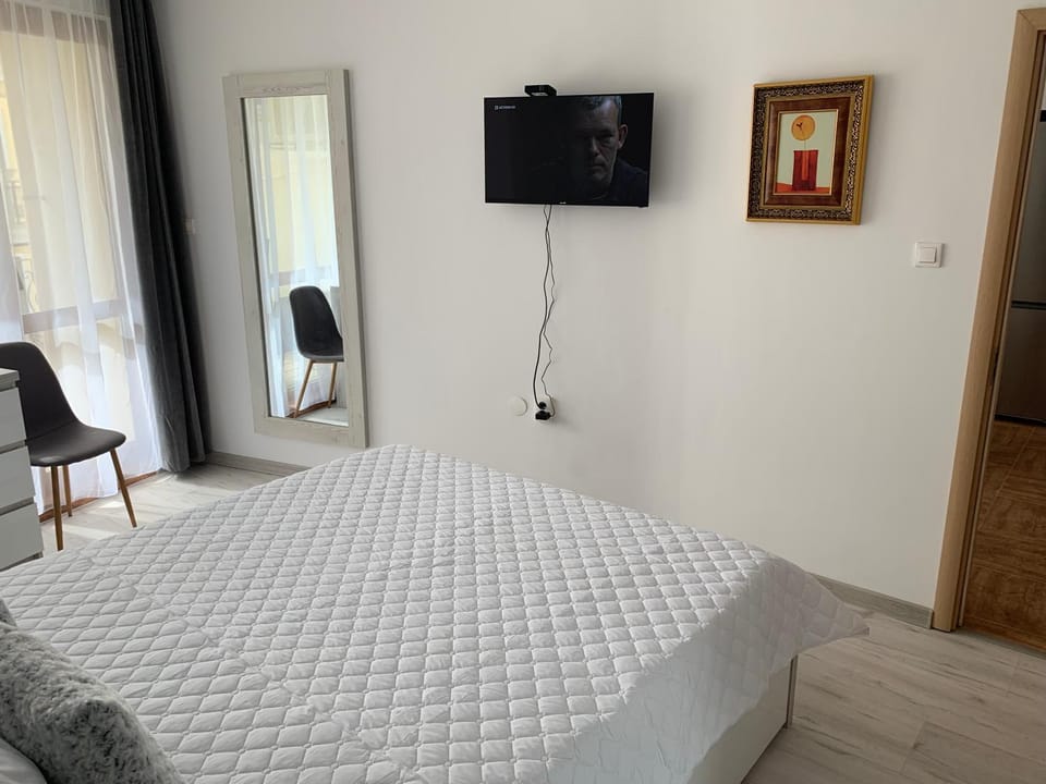 Bed, TV and multimedia, Bedroom