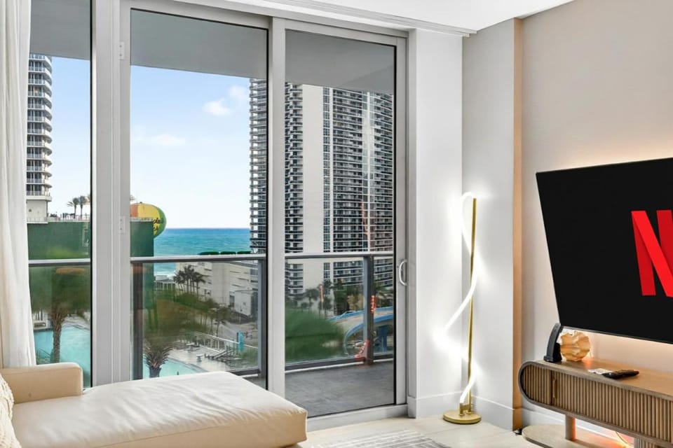 TV and multimedia, Living room, City view, Sea view