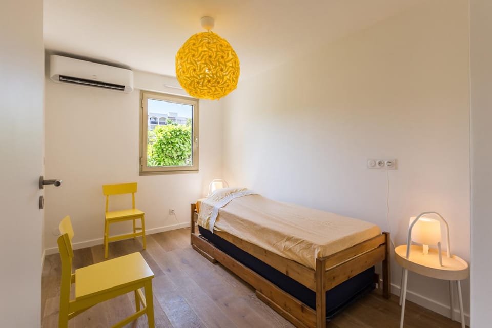 Antibes Rez de Jardin, grande terrasse dans résidence avec piscine Apartment in Antibes