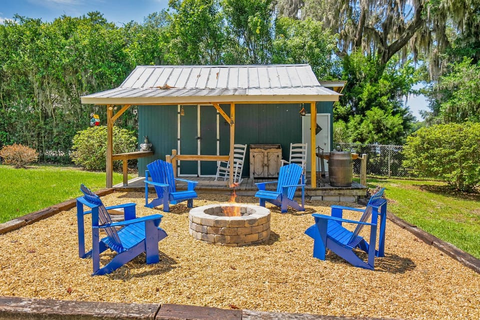 Lakeside Lilypad Wonderland Kayak Grill Firepit House in Florida