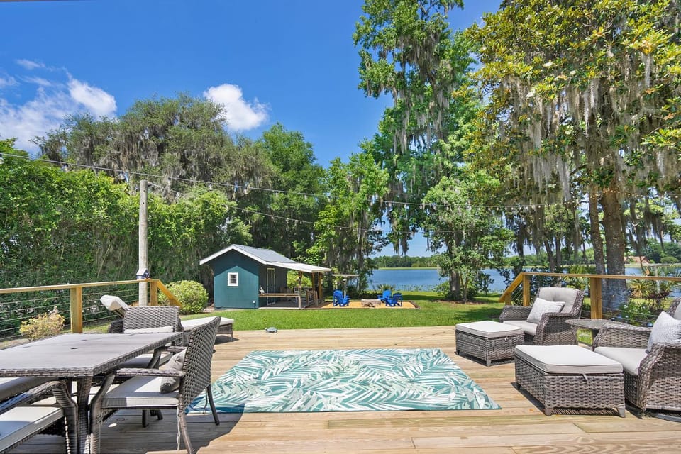 Lakeside Lilypad Wonderland Kayak Grill Firepit House in Florida