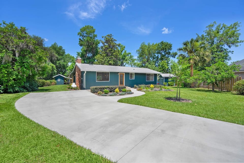 Lakeside Lilypad Wonderland Kayak Grill Firepit House in Florida