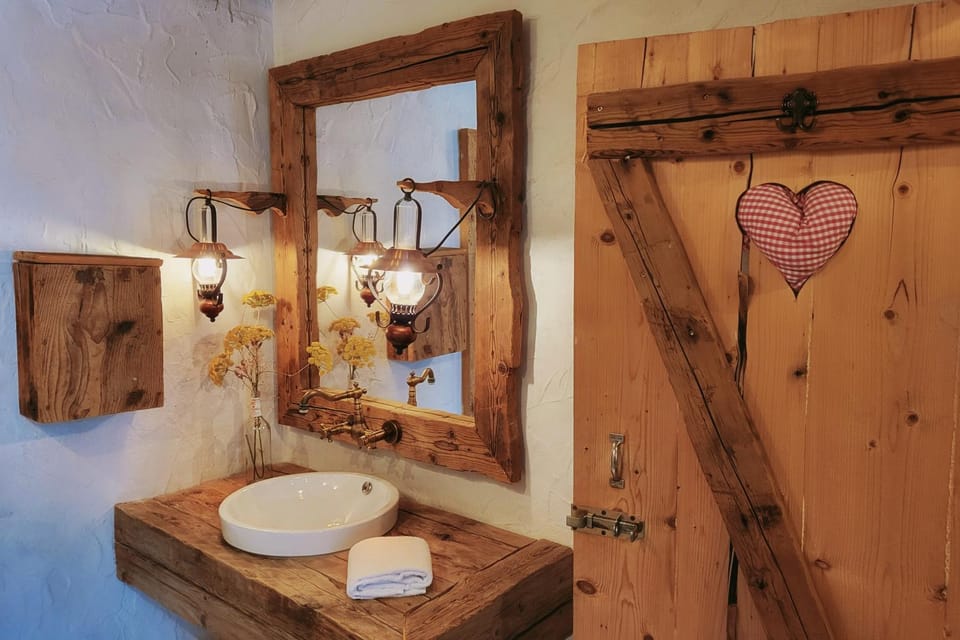 urig-alpine Lala Alm - 22 Personen Chalet in Tyrol