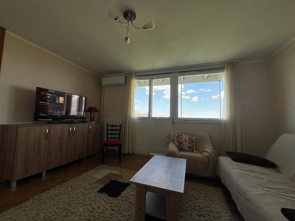 TV and multimedia, Living room, Photo of the whole room, Seating area, air conditioner