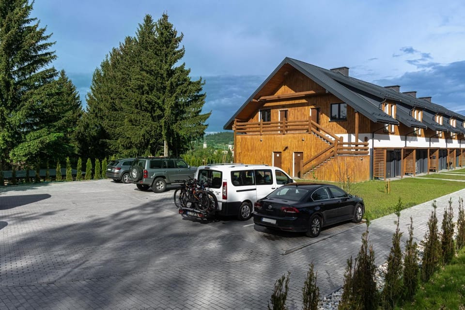 Property building, Spring, Day, Neighbourhood, Natural landscape, Location, Parking