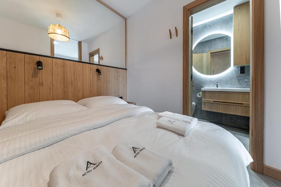 Bed, Photo of the whole room, Bedroom, towels