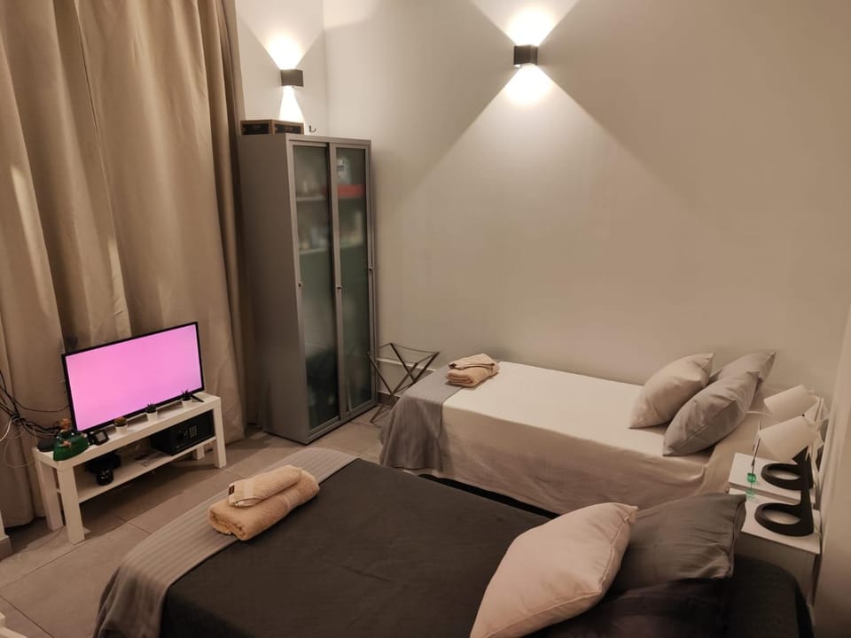 Bed, TV and multimedia, Photo of the whole room