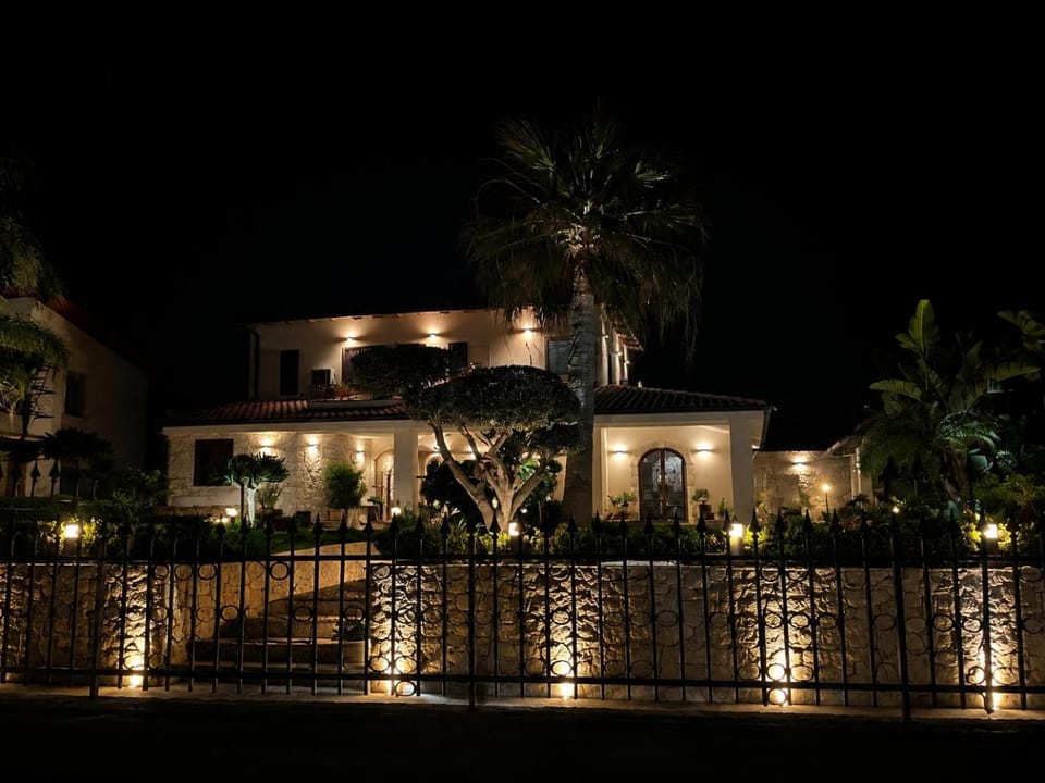 Property building, Day, Garden, Garden view, Parking