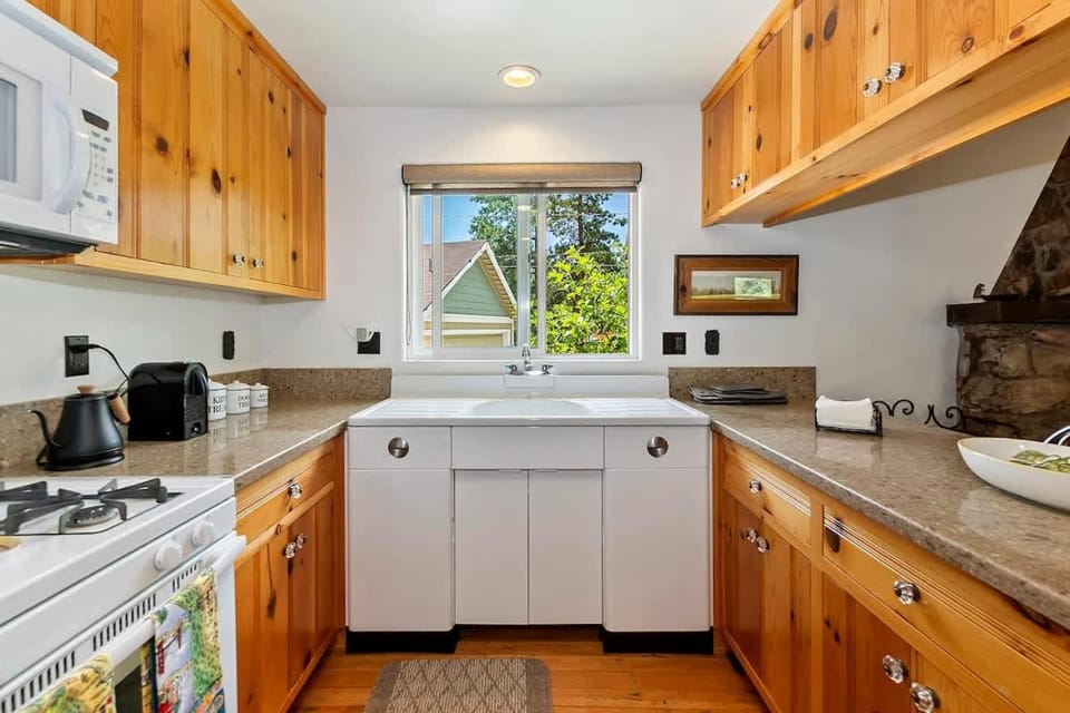 The Bearpaw Bungalow Near the Lake w/fenced yard House in Big Bear