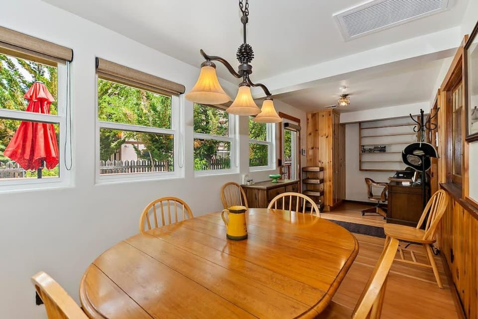 The Bearpaw Bungalow Near the Lake w/fenced yard House in Big Bear