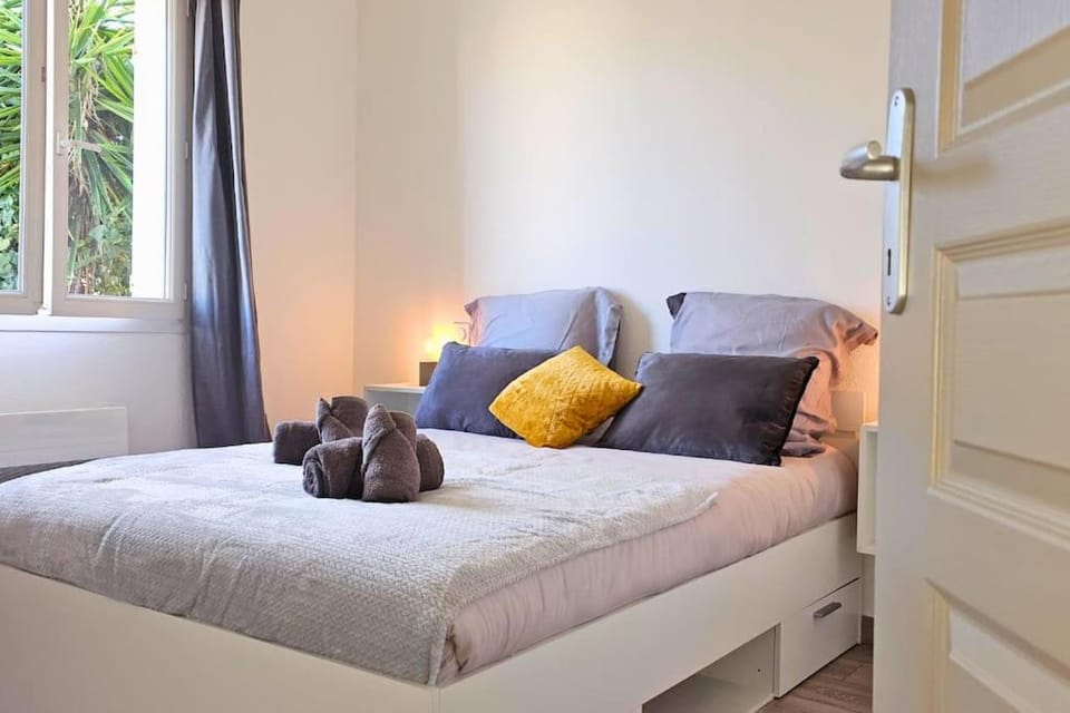 Bed, Photo of the whole room