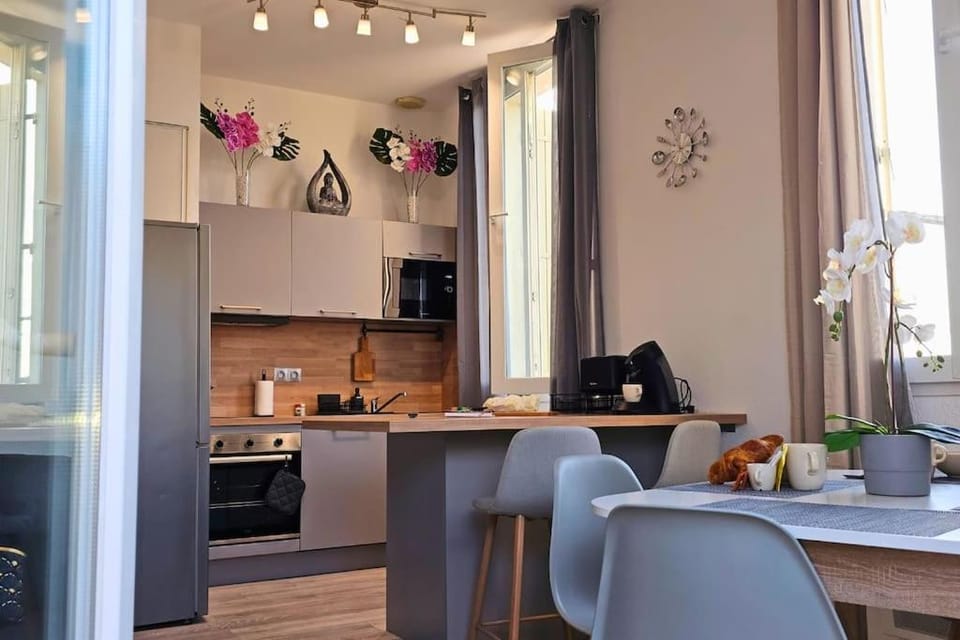 Kitchen or kitchenette, Dining area