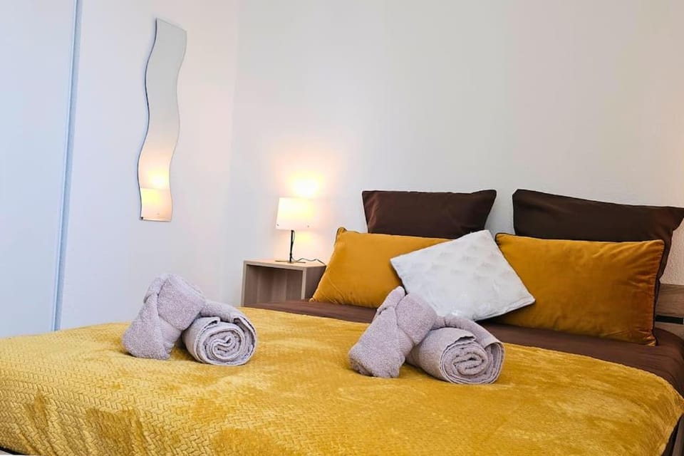 Bedroom, towels