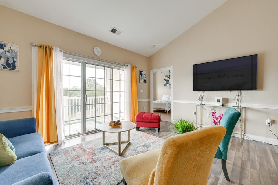 Charming Condo w/ Balcony, 1 Mi to UNC Charlotte! House in Charlotte