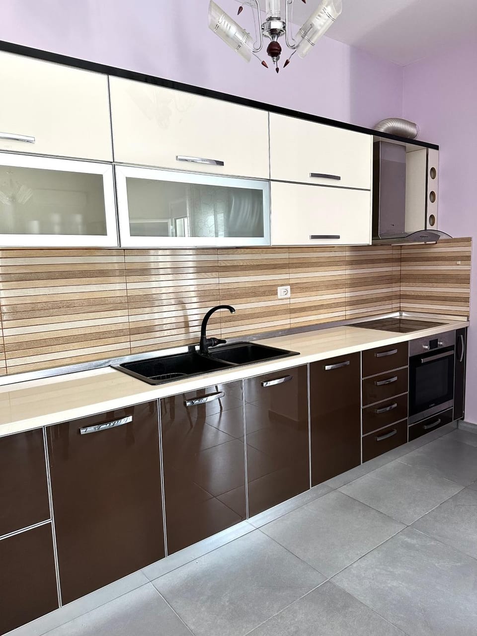Kitchen or kitchenette, dishwasher, stove