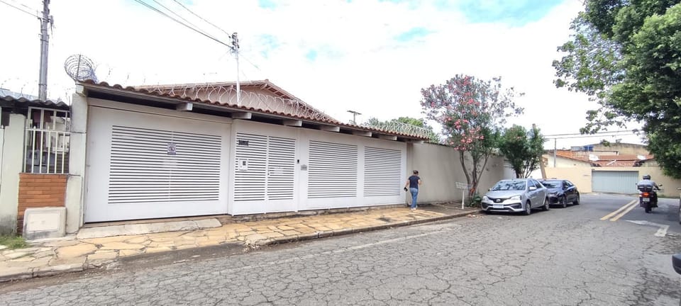 Property building, Day, Neighbourhood, Street view, Parking