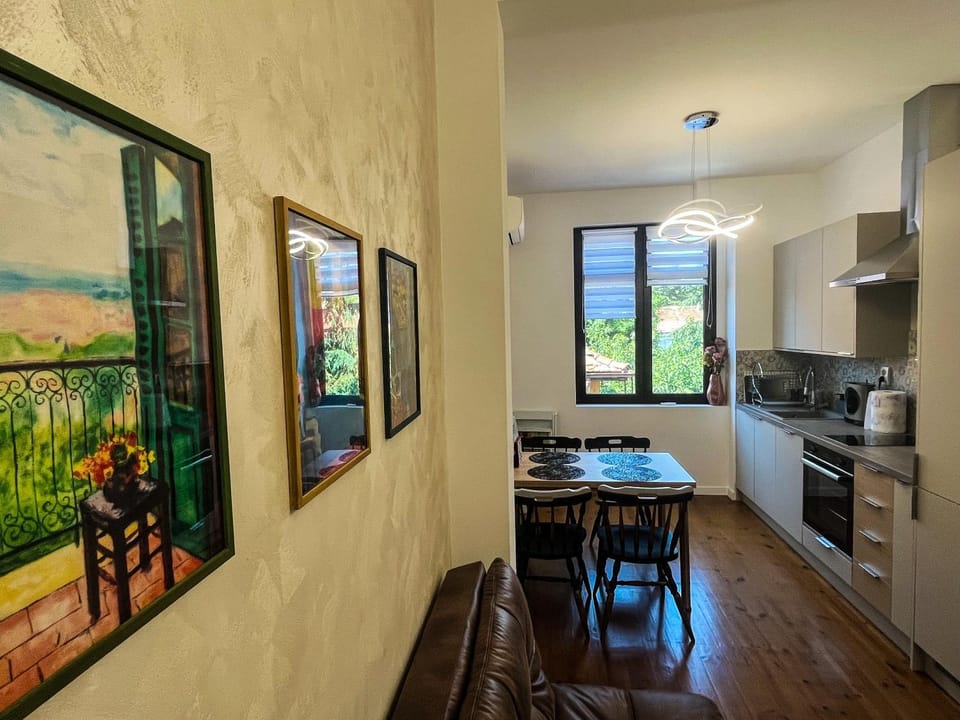 Kitchen or kitchenette, Dining area, oven, stove