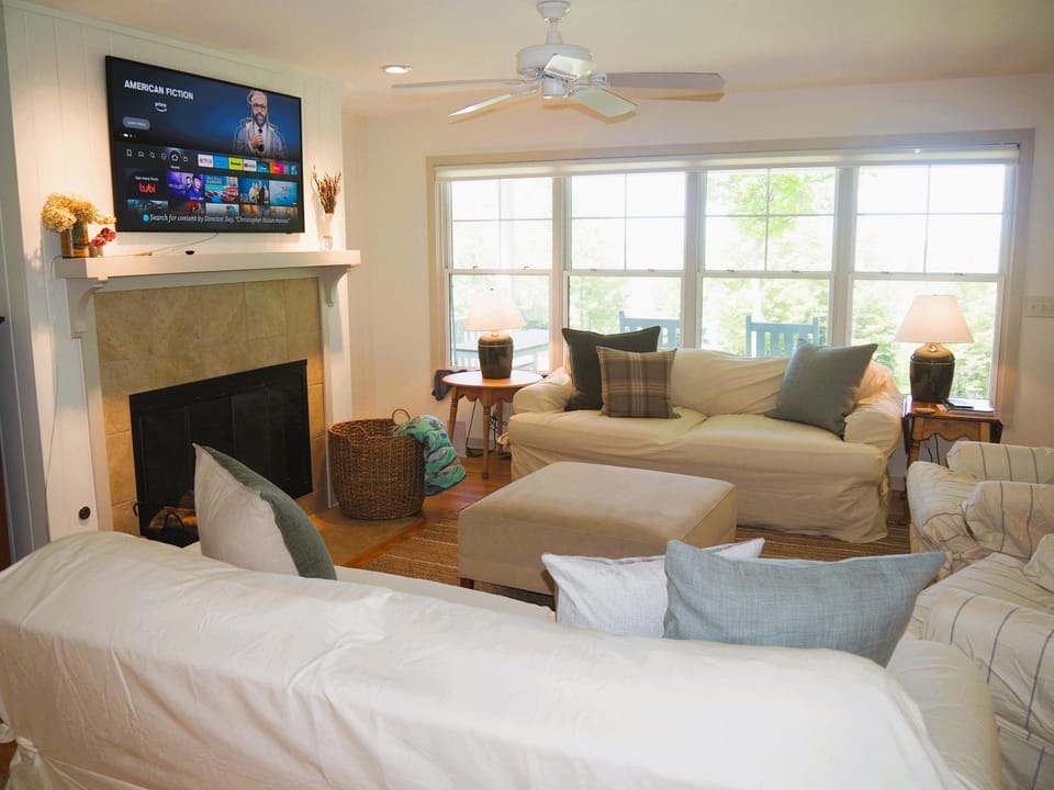 Sandhill House - Spectacular Lake Home with Toys! House in Crystal Lake