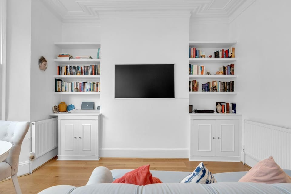 Communal lounge/ TV room, Library, TV and multimedia, Living room, Seating area, Evening entertainment