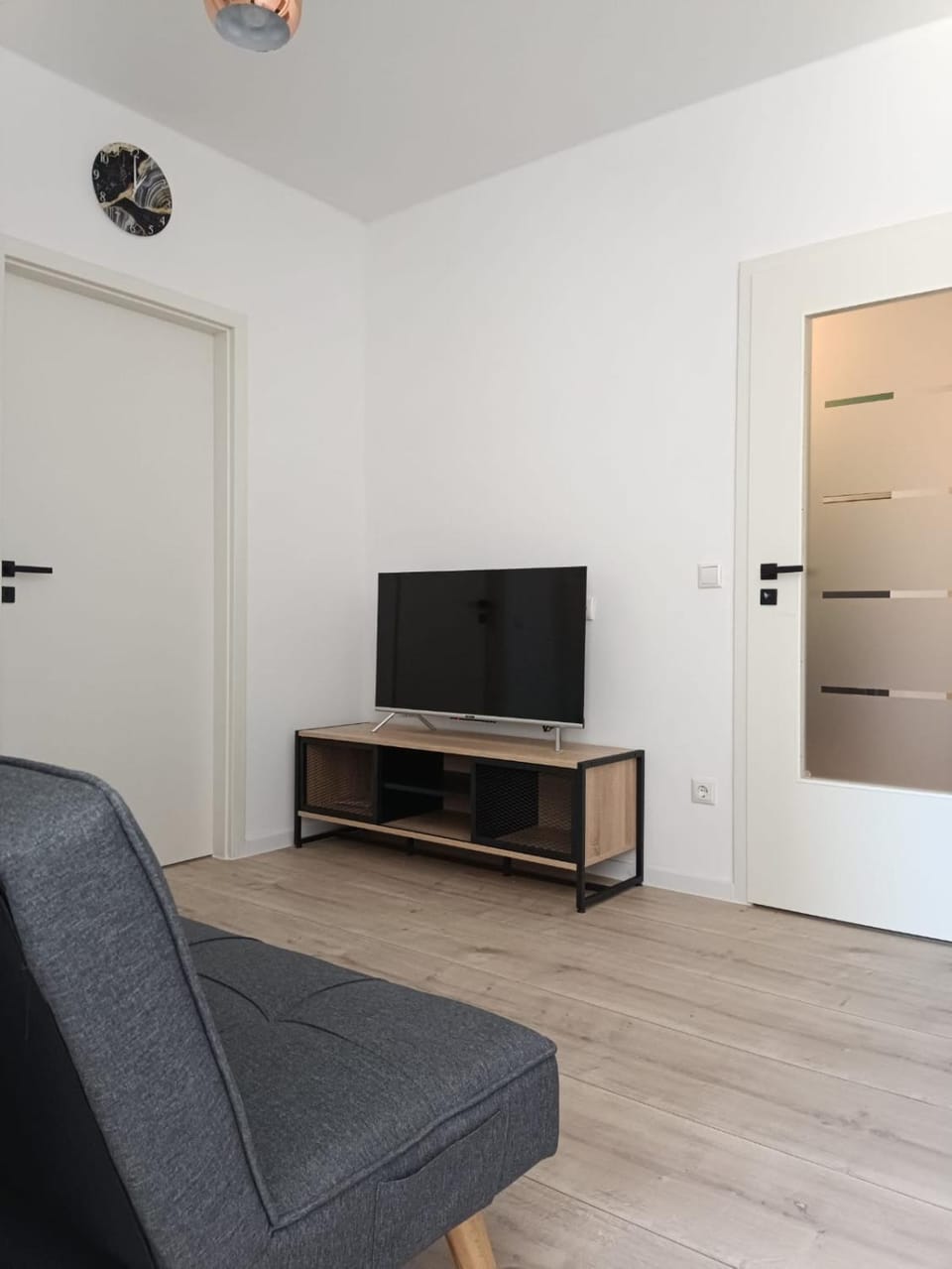 Communal lounge/ TV room, TV and multimedia, Living room, Seating area, Evening entertainment