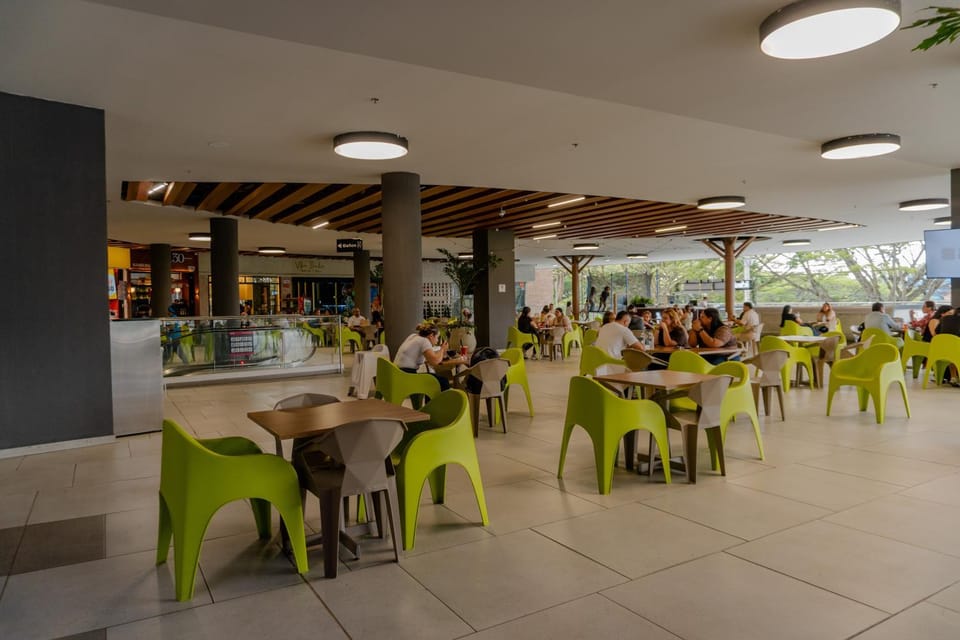 Restaurant/places to eat, People, group of guests