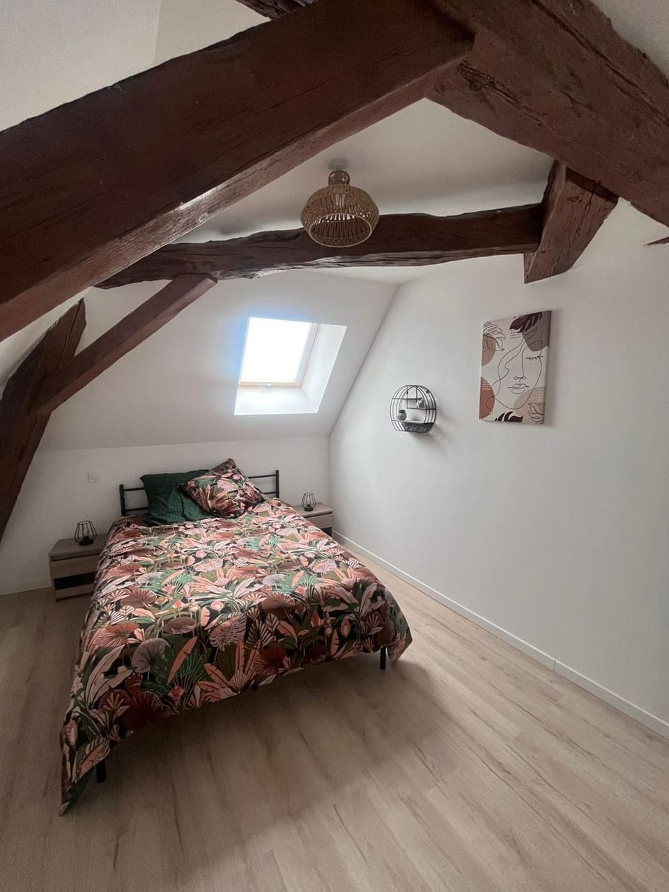 Bed, Photo of the whole room, Bedroom