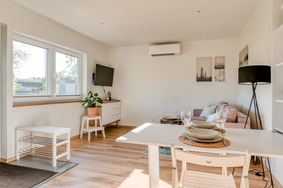 TV and multimedia, Living room, Seating area, Dining area, air conditioner