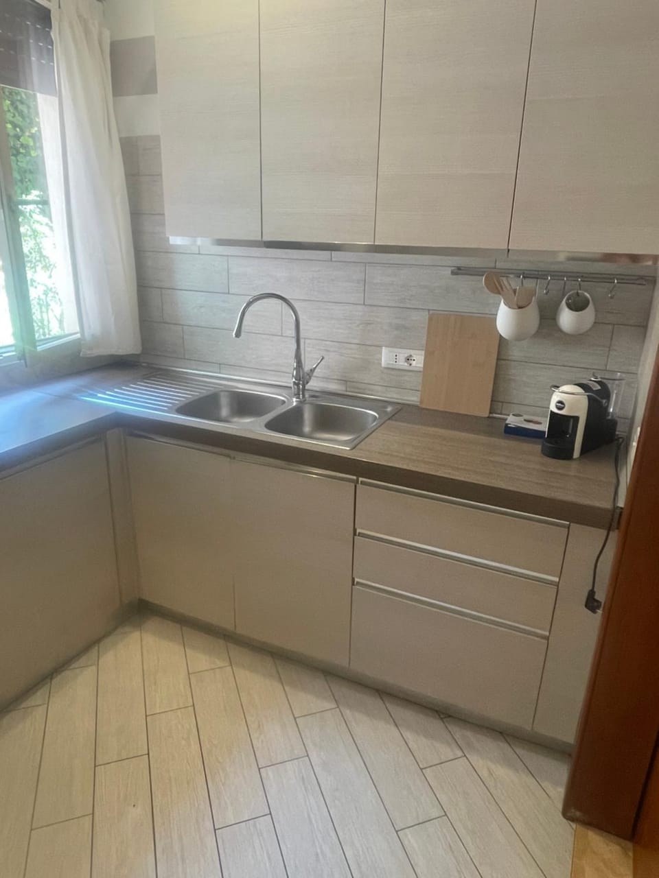 Coffee/tea facilities, Kitchen or kitchenette, stove