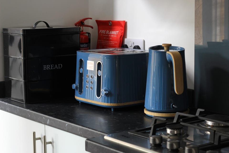 Coffee/tea facilities, toaster