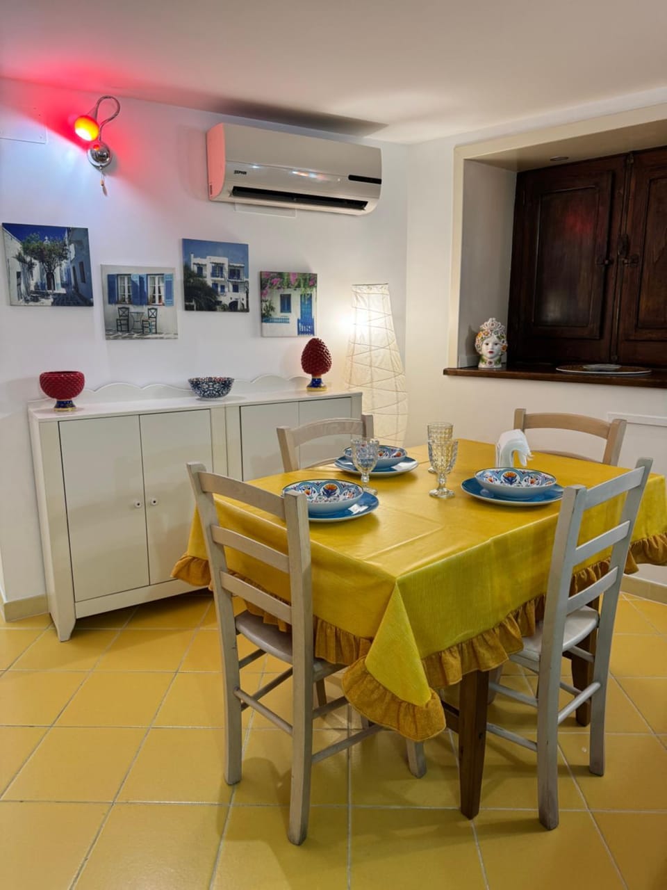Living room, Seating area, Dining area, Lunch, Lunch