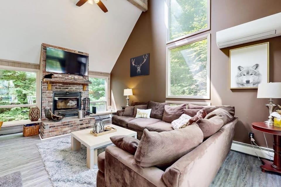 NH Mountain Retreat House in Campton