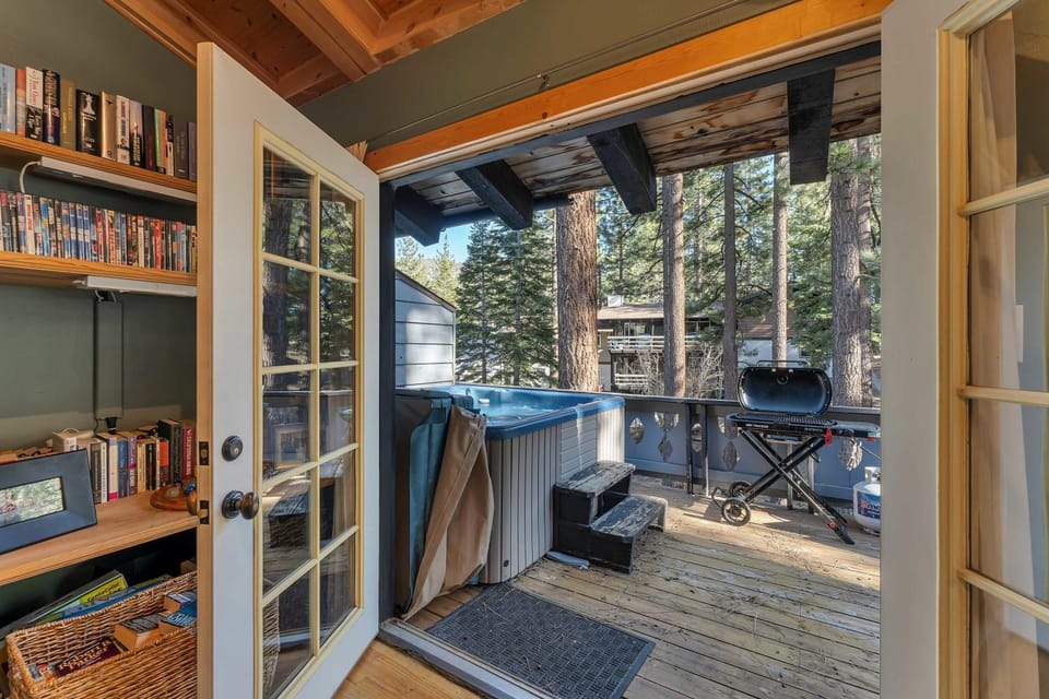 3BR with Hot Tub 1 Mile to Diamond Peak House in Incline Village