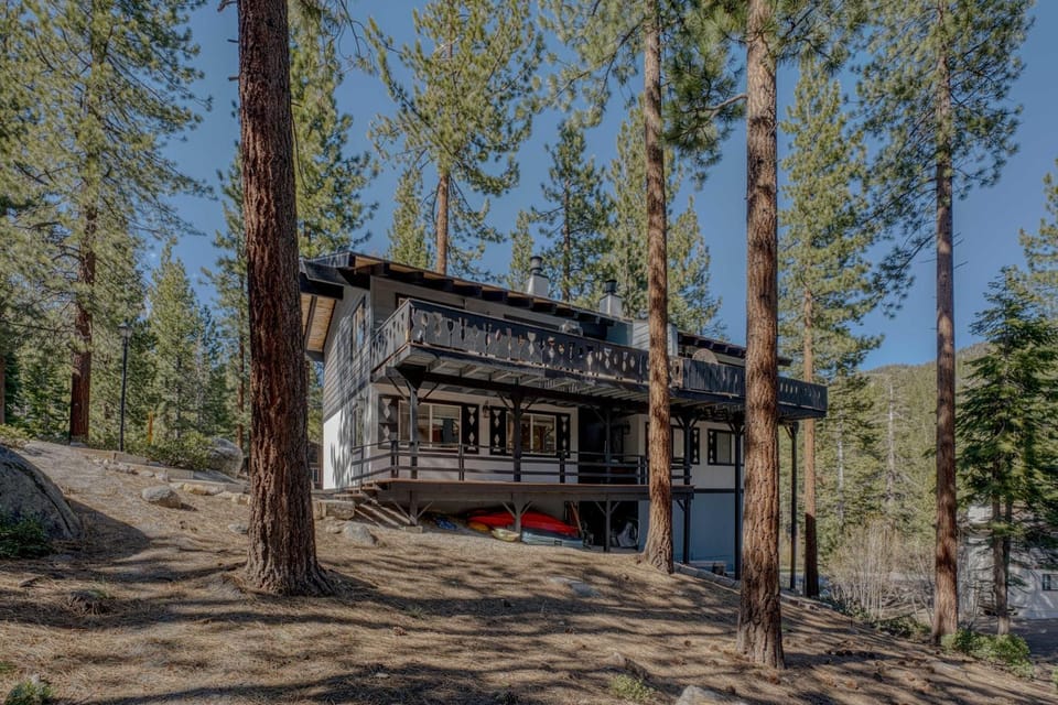 3BR with Hot Tub 1 Mile to Diamond Peak House in Incline Village