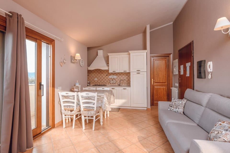 Kitchen or kitchenette, Living room, Seating area, Dining area, minibar, stove