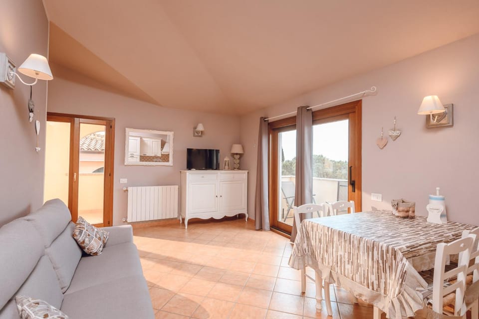 Bed, TV and multimedia, Kitchen or kitchenette, Living room, Photo of the whole room, Seating area, Dining area, Bedroom, minibar, oven