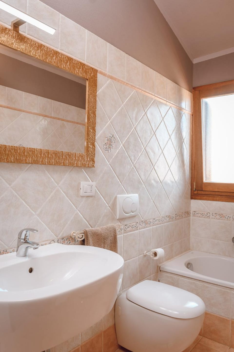 Shower, Toilet, Bathroom, Bath, bidet, towels