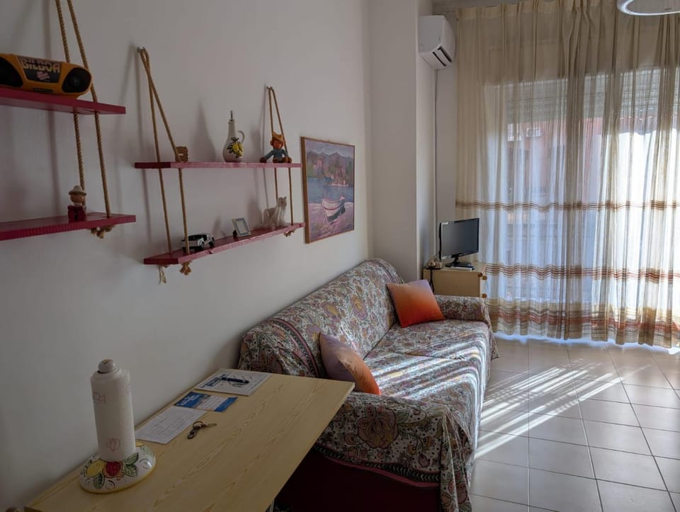 Bed, TV and multimedia, Living room, Photo of the whole room, air conditioner