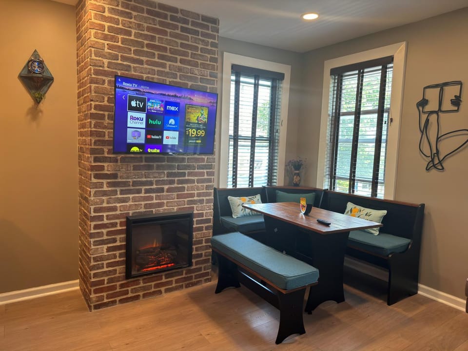 TV and multimedia, Dining area, fireplace