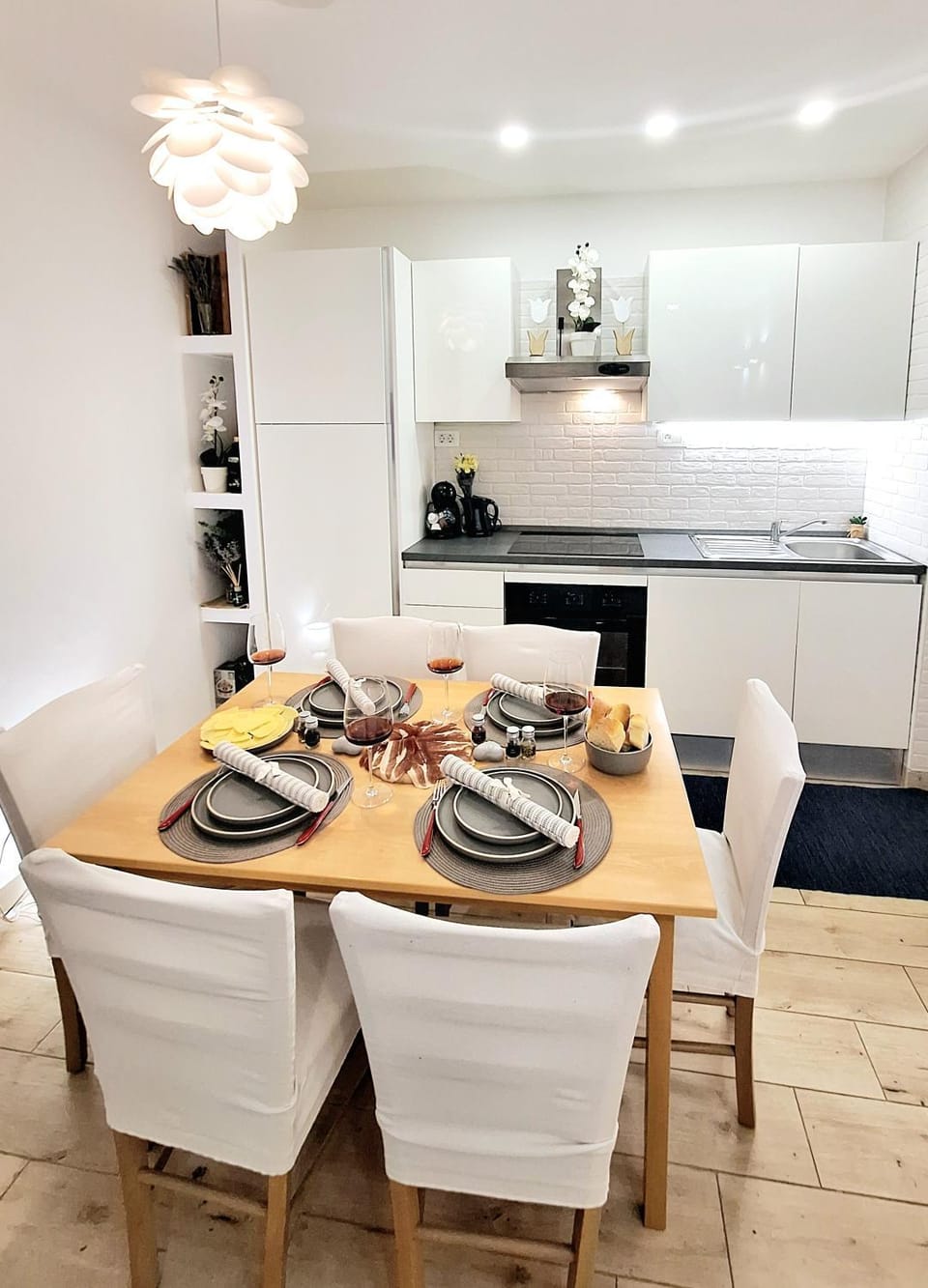 Coffee/tea facilities, Kitchen or kitchenette, Dining area, dishwasher, oven, stove, toaster