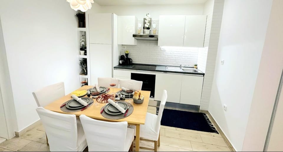 Food close-up, Kitchen or kitchenette, Food and drinks, Dining area, Food, internet, stove, air conditioner