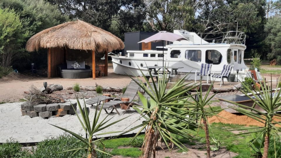 Shipwrecked Oasis Ocean Bay Getaway PL Bed and Breakfast in Fingal