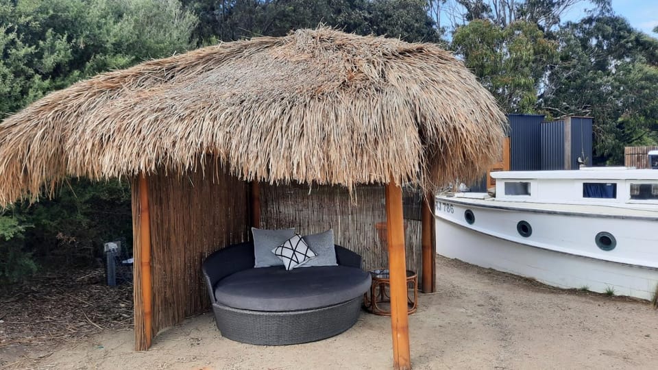 Shipwrecked Oasis Ocean Bay Getaway PL Bed and Breakfast in Fingal