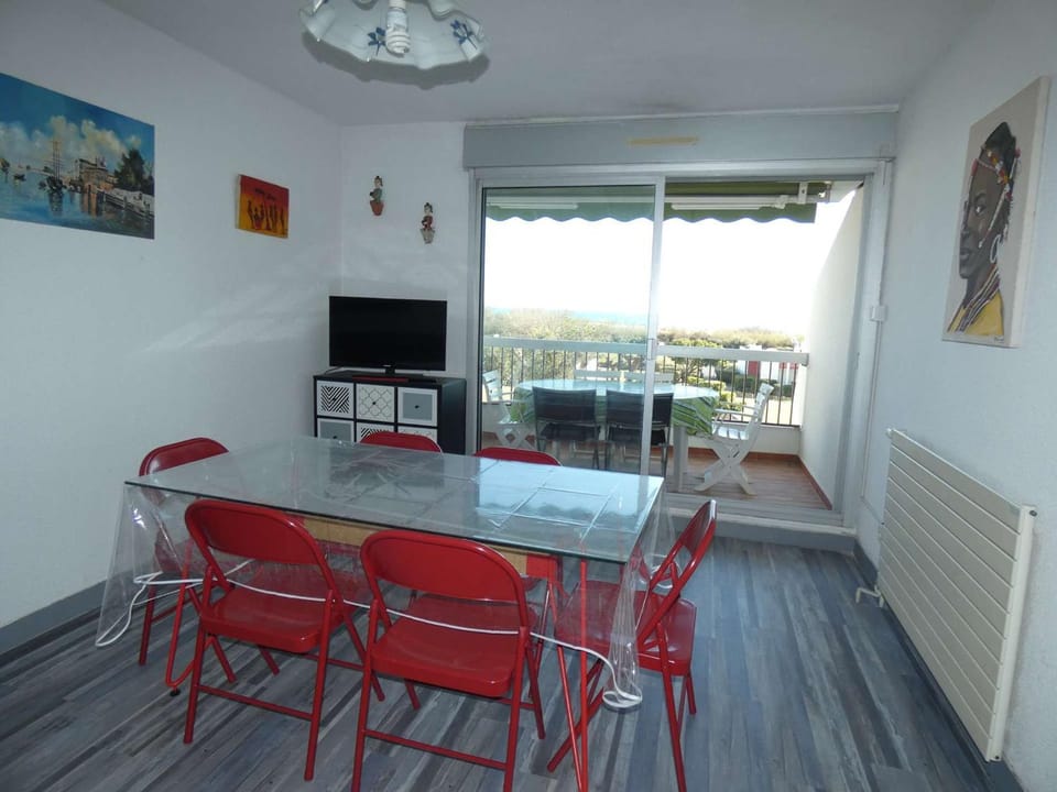 Appartement 2 Pièces Cabine, Front de Mer, Parking, 4 Pers - FR-1-328-169 Cabin in La Grande-Motte